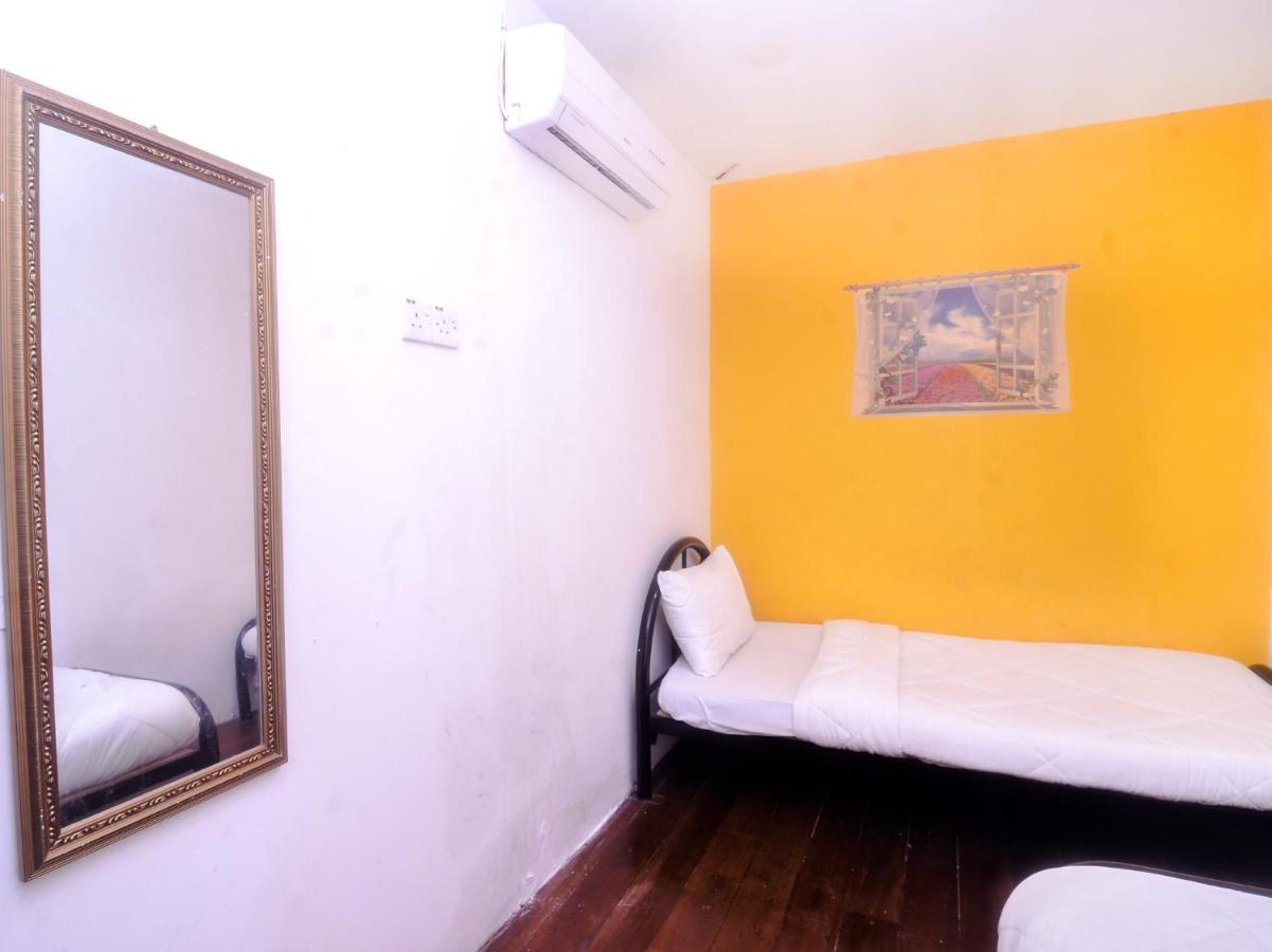 Spot On 89886 Backpacker'S Stay Services Kuching Kültér fotó